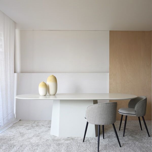 MESA COMEDOR FACETAS. BLANCO ROTO MATE